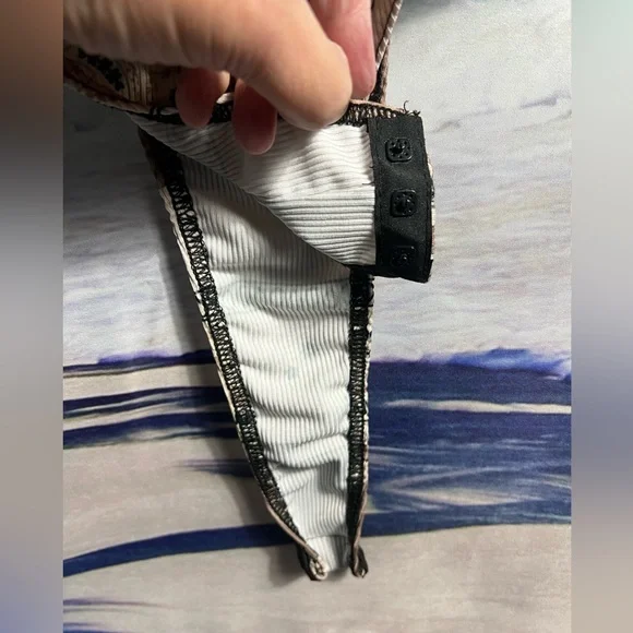 PrettyLittleThing Beige Bandana Print Patchwork Racer Neck Bodysuit - Picture 4 of 5